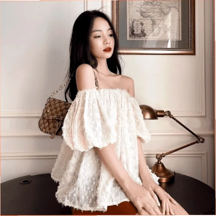 Áo có bèo nhún ở vai cho người vai xuôi