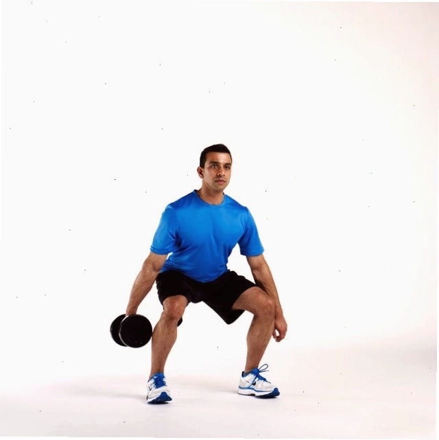 Bài tập Suitcase Squat với tạ đơn một bên