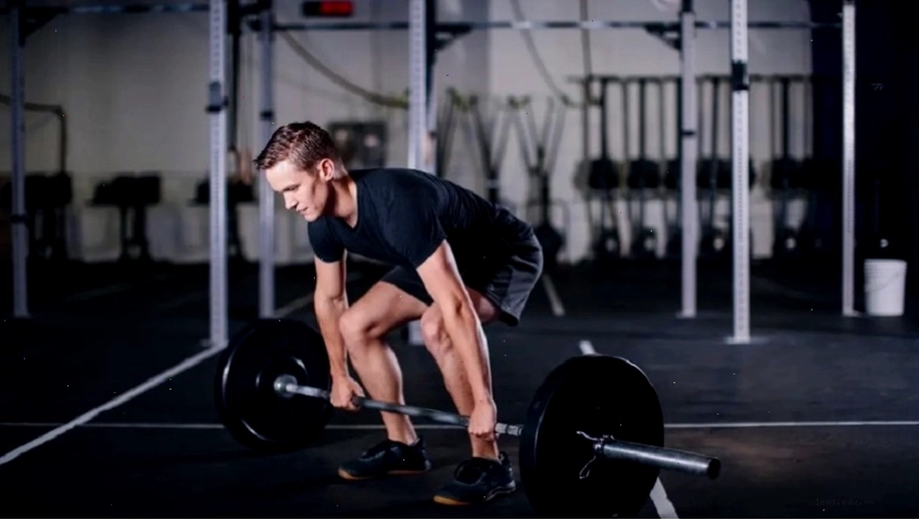 Barbell Bent-over Row là bài tập lưng xô hiệu quả cho nam giới