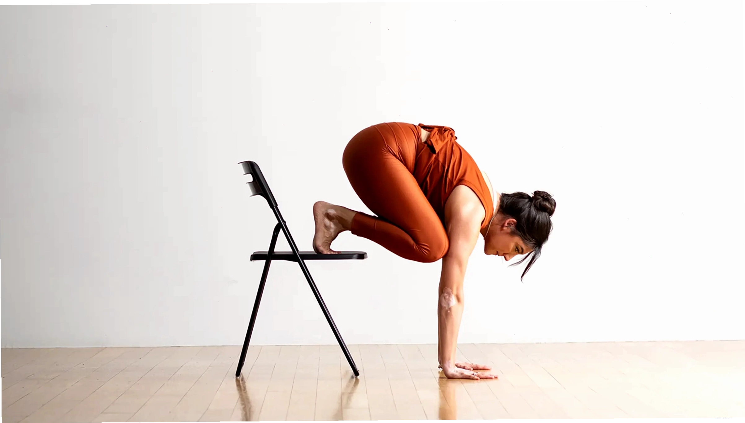Biến thể Crow Pose với ghế
