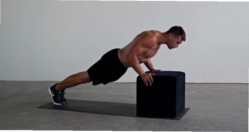 Biến thể một tay của bài tập decline push ups cho người tập nâng cao