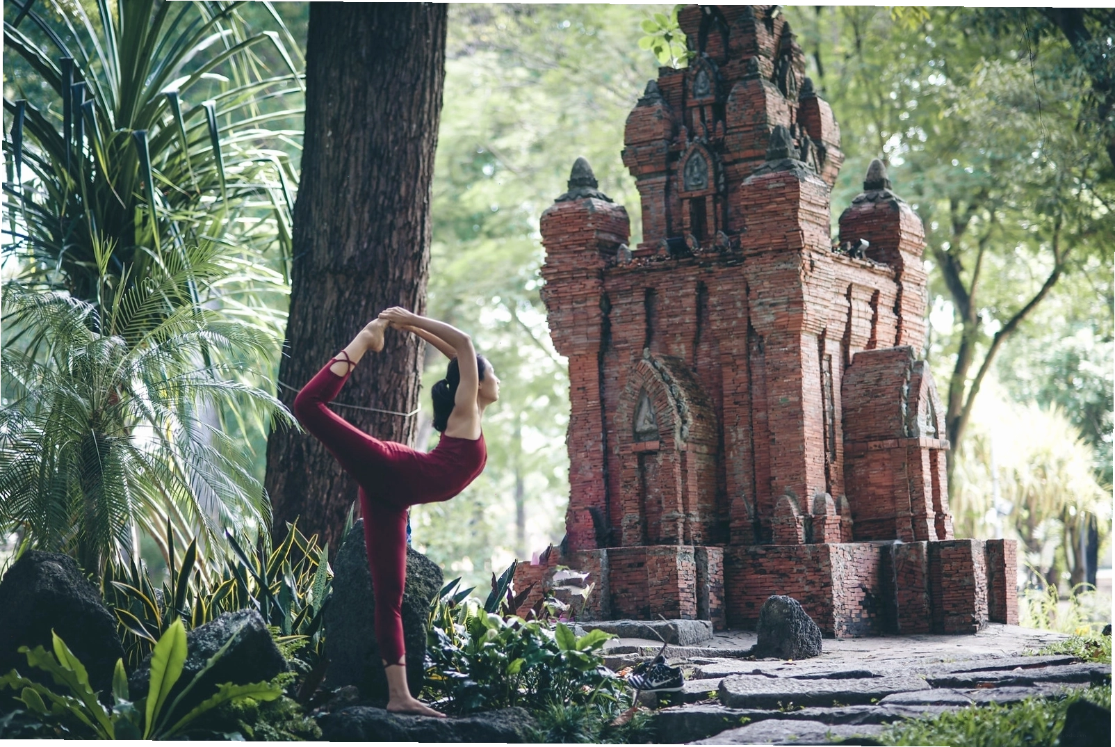 Các cô gái trẻ thực hiện các động tác yoga uyển chuyển