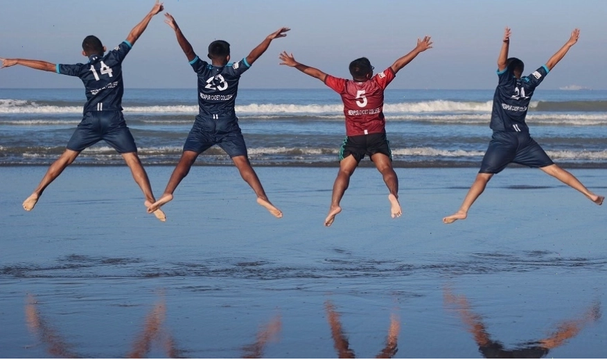 Cách thực hiện bài tập cardio bước nhảy ngôi sao (star jump) với tư thế ban đầu