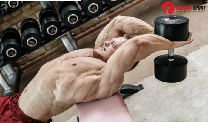 Cận cảnh động tác chuẩn bị của bài tập Incline Dumbbell Press