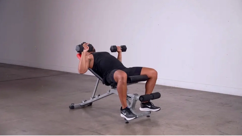 Cận cảnh động tác đẩy tạ đôi trong bài Dumbbell Incline Press