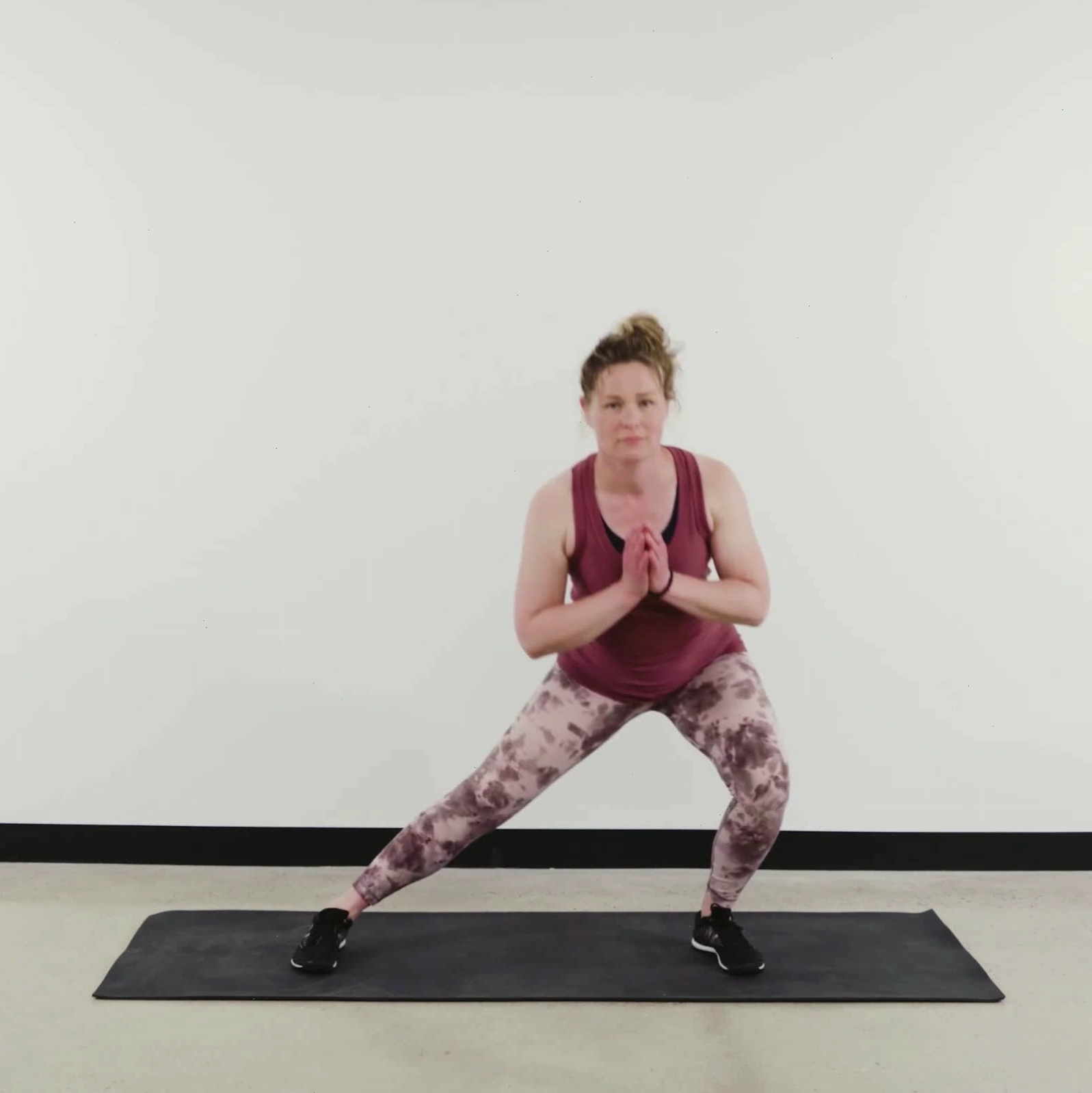 Cận cảnh động tác side squat đúng kỹ thuật