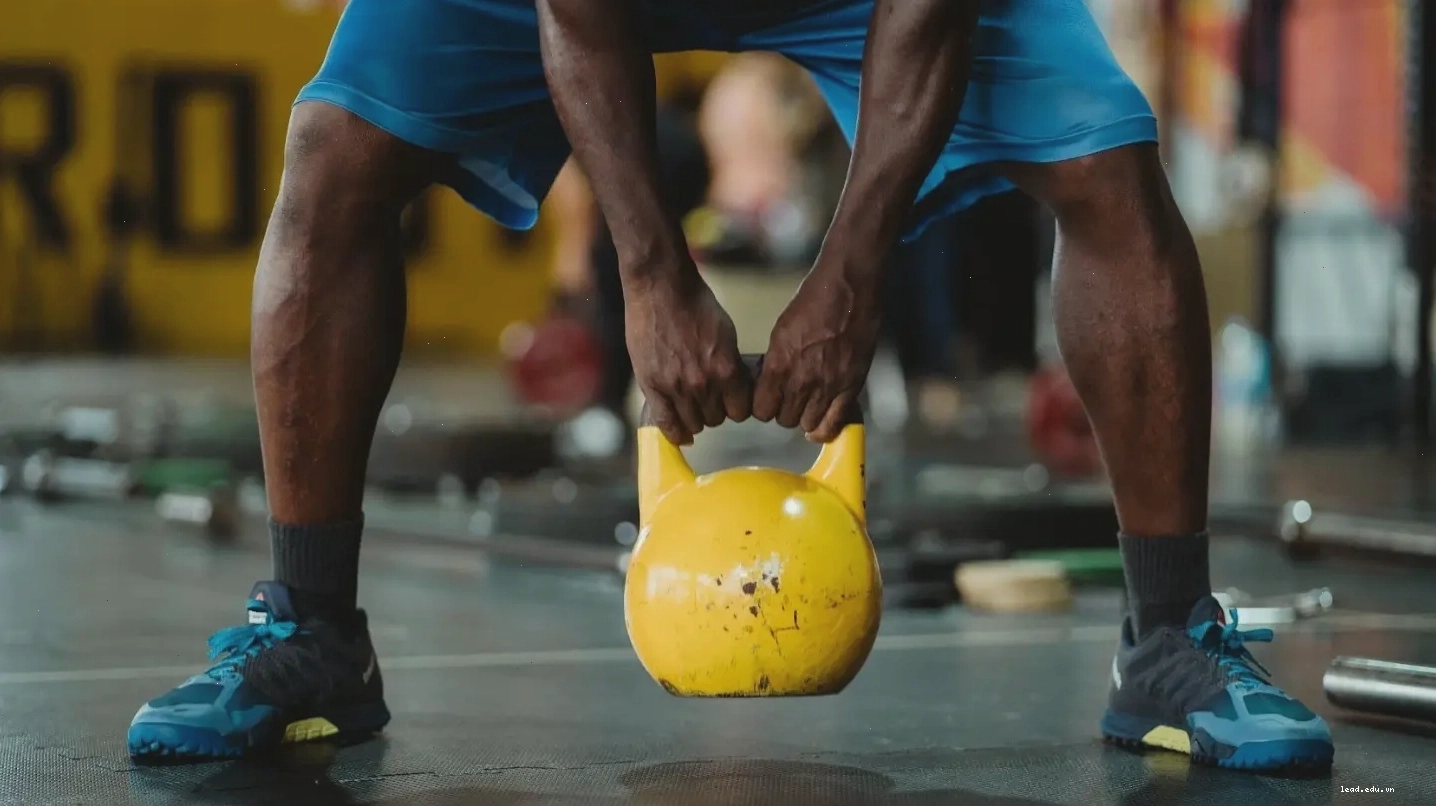 Cận cảnh một chiếc medicine ball với logo thương hiệu