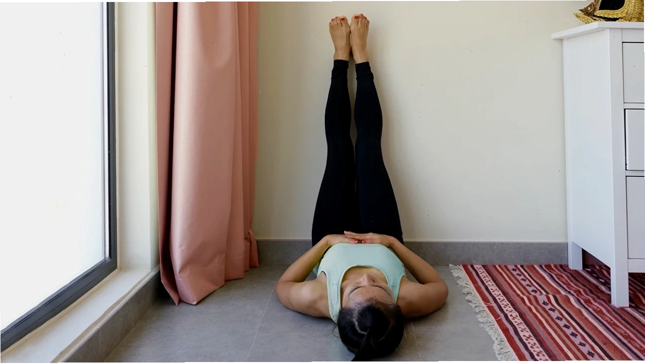 Cận cảnh tư thế wall legs up