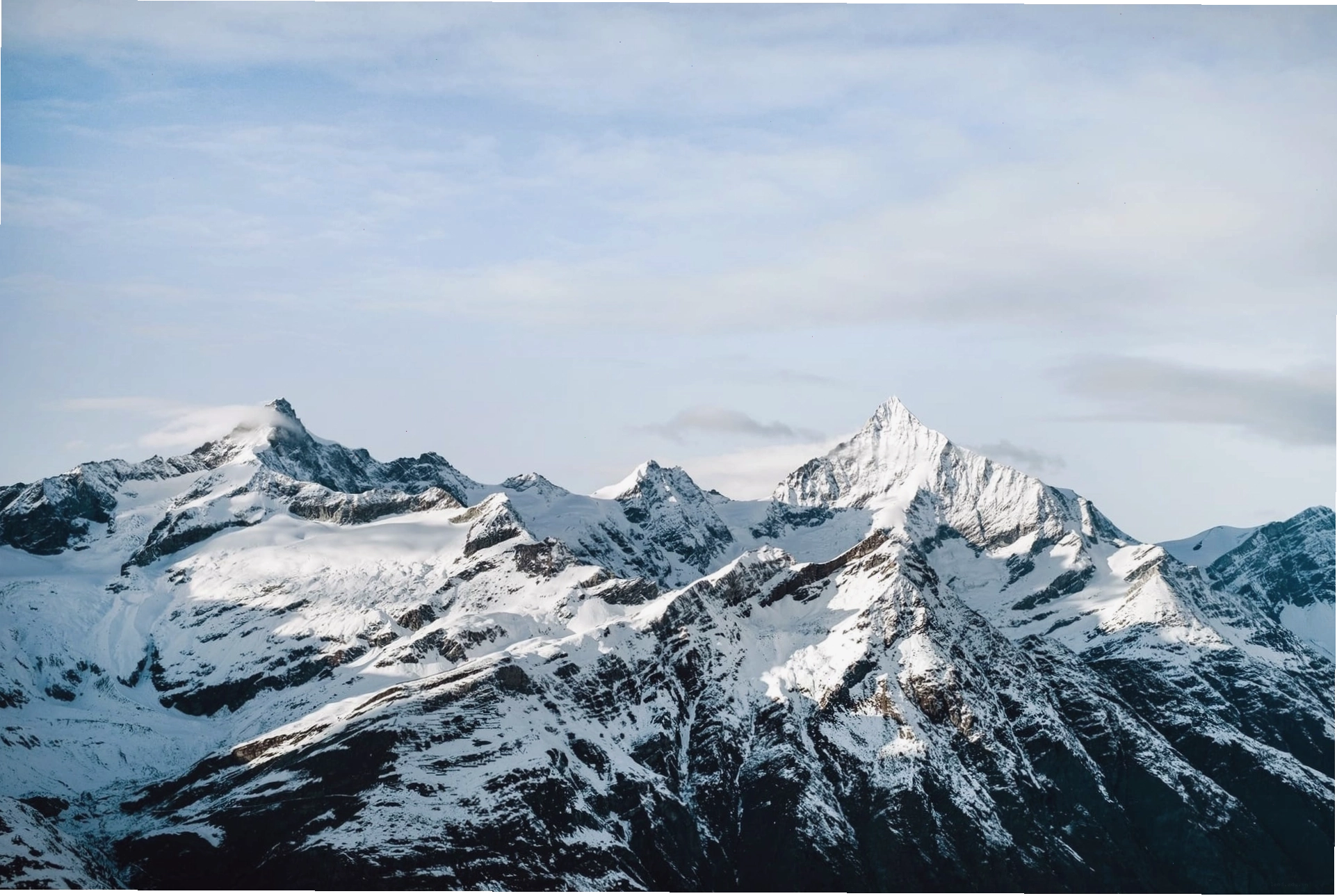 Cảnh quan núi Rocky Mountain hùng vĩ với đỉnh phủ tuyết trắng