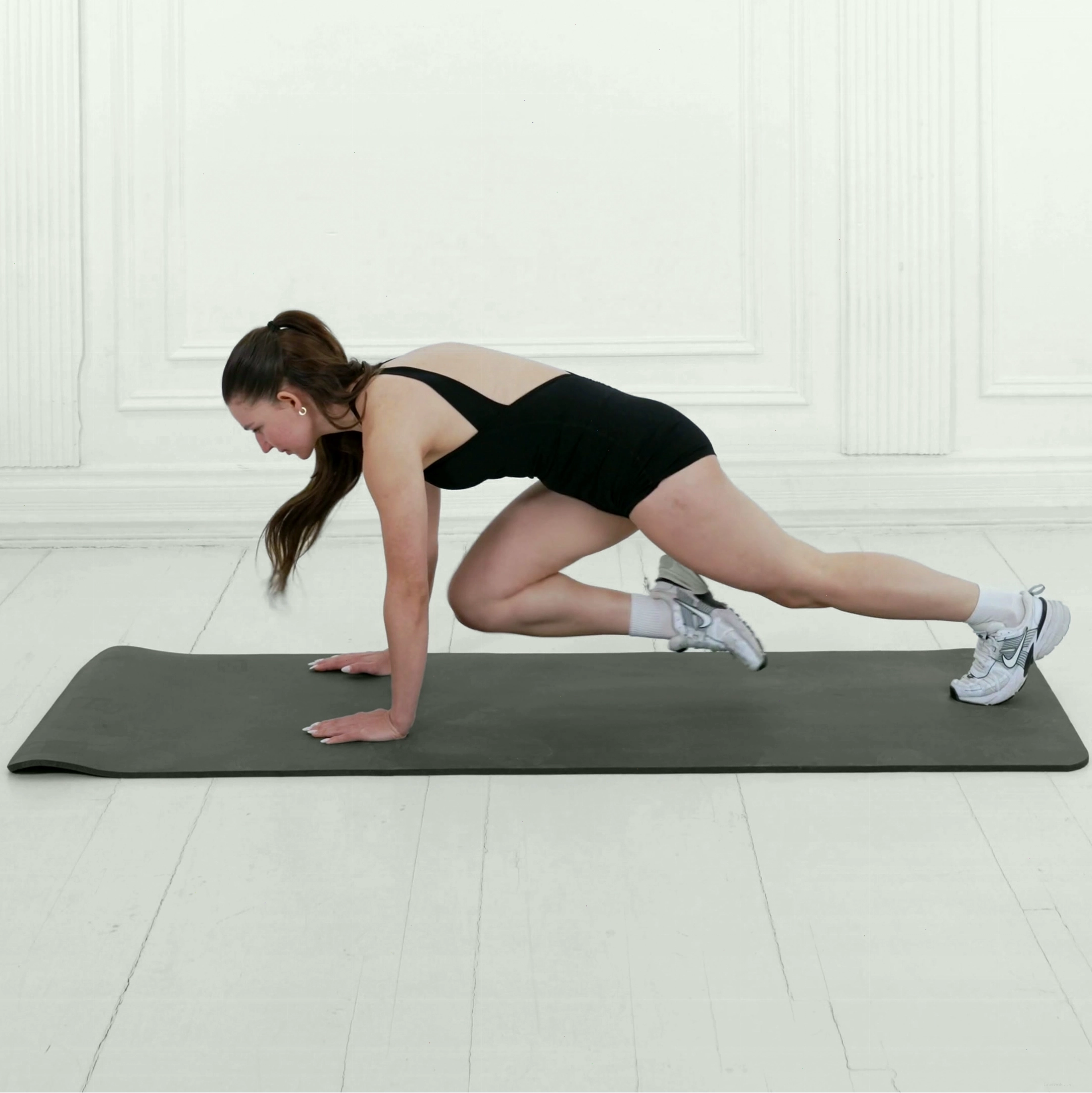 Cầu thủ bóng đá thực hiện cú sút scissors kick