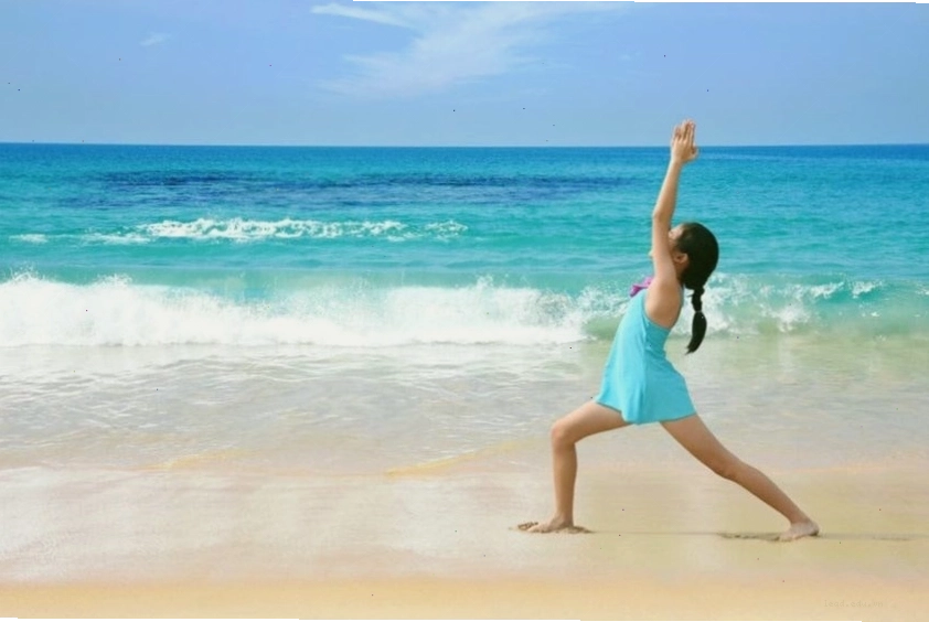 Cha mẹ cùng con tập yoga