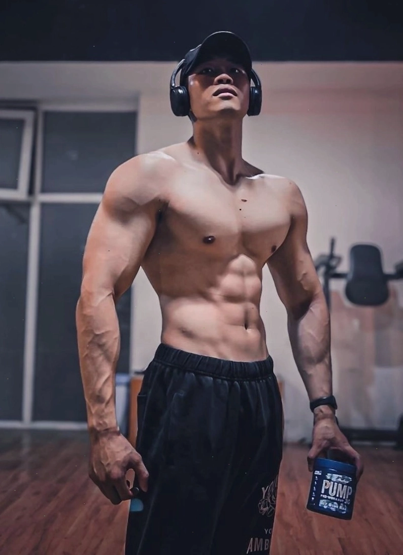 Chàng trai đẹp 6 múi mang vẻ lạnh lùng và cuốn hút với phong cách mạnh mẽ