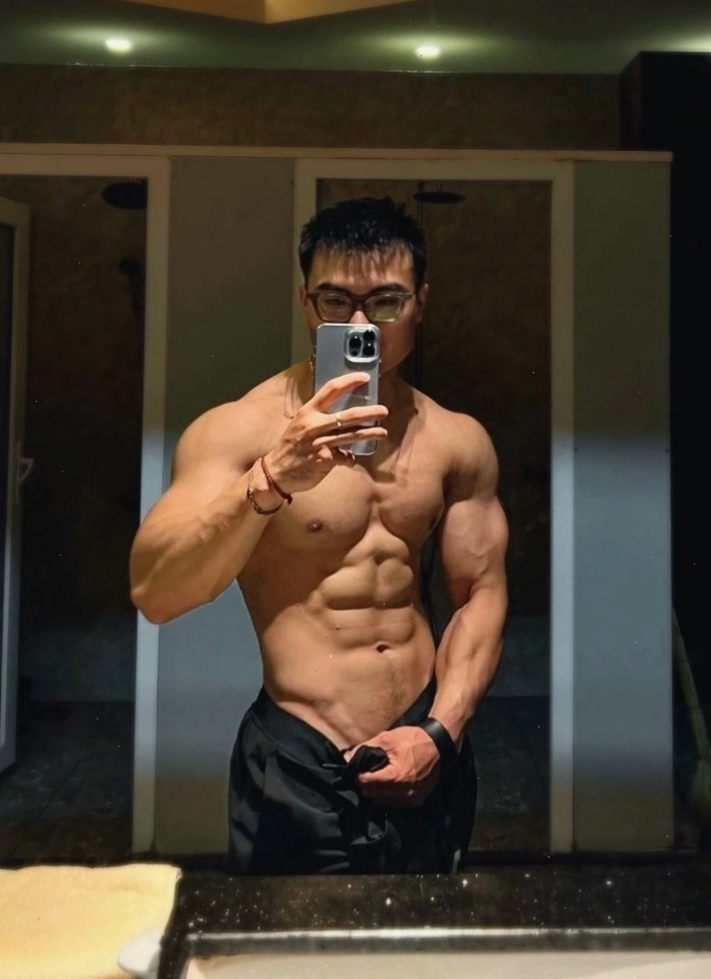 Chàng trai đẹp 6 múi trong phòng tập với bờ vai rộng và thân hình khỏe khoắn