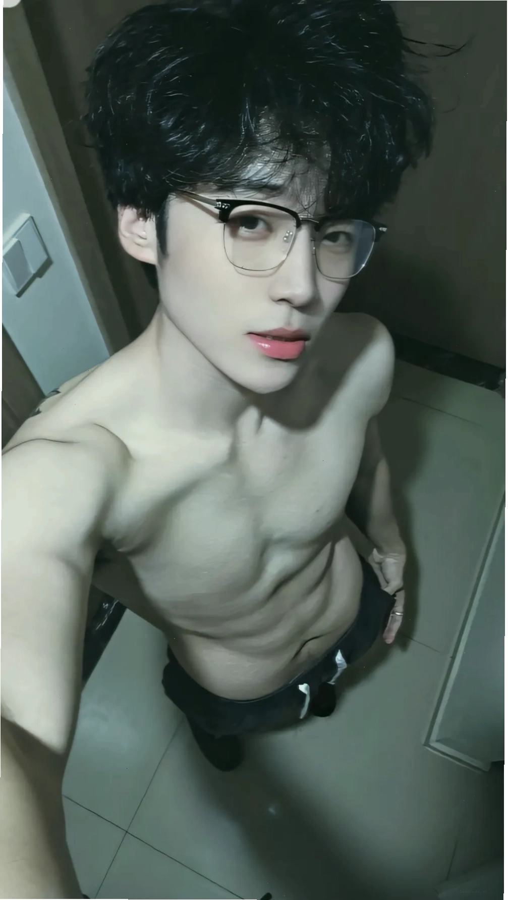 Chàng trai trẻ tập luyện chăm chỉ tại phòng gym với mục tiêu sở hữu cơ bụng 6 múi