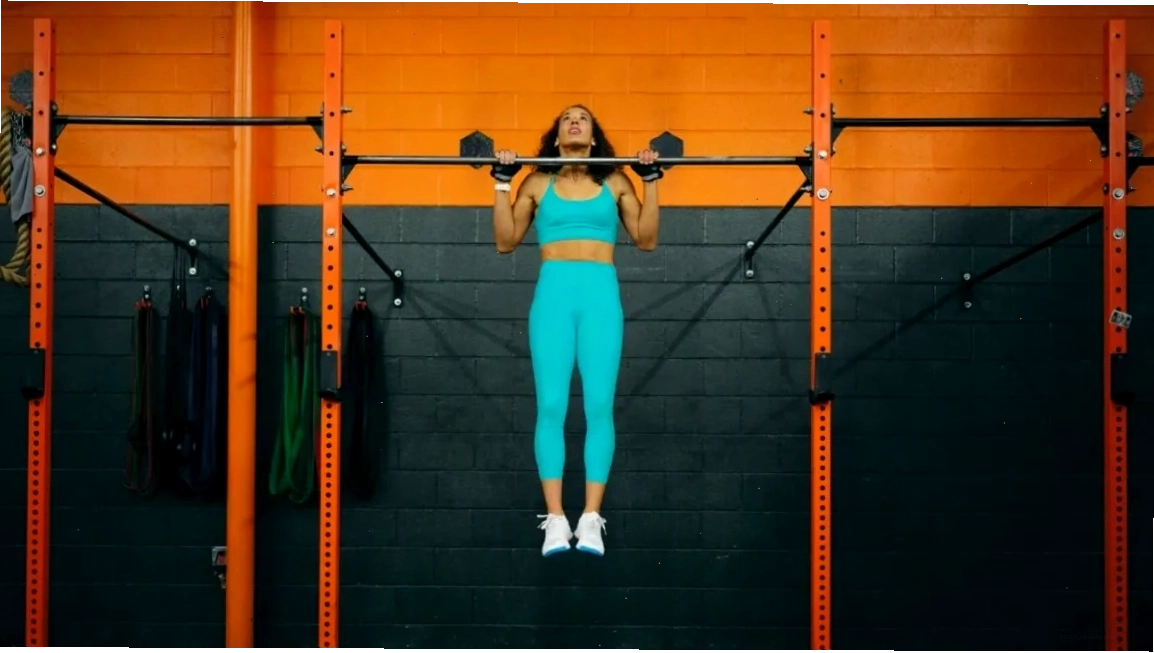 Cô gái đang thực hiện bài tập pull up tại phòng gym
