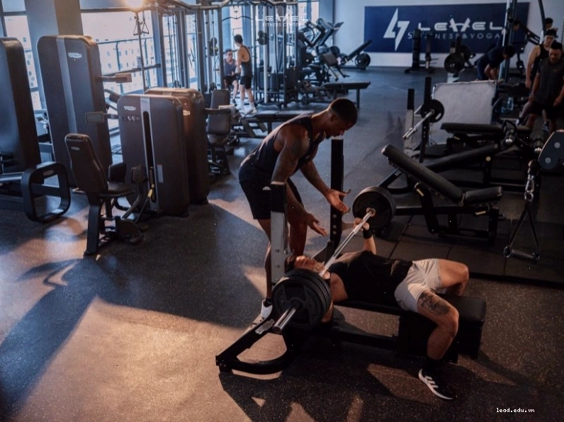 Cơ thể dễ mất nước và kiệt sức khi tập gym buổi trưa nắng nóng