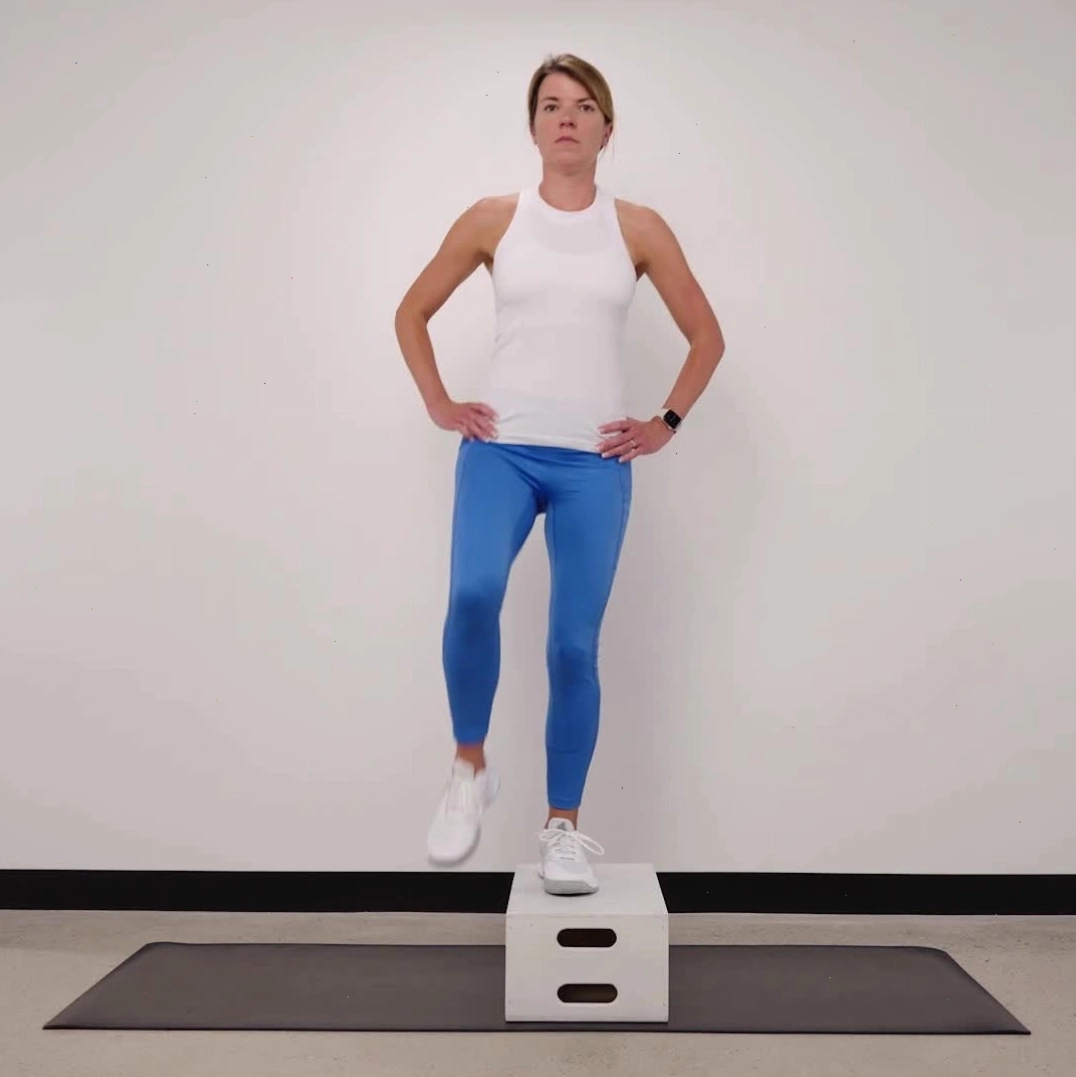 Dạng chân với dây kháng lực tập trung vào gluteus medius