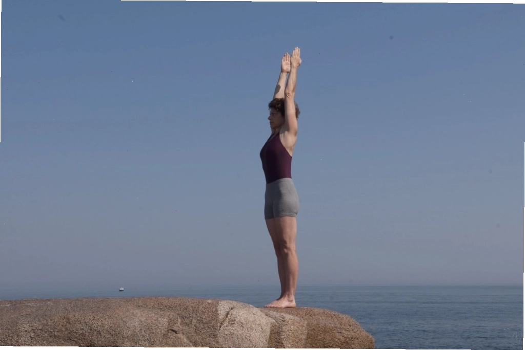 Động tác 12 Yoga Chào Mặt Trời: Tư thế Trái Núi Tadasana kết thúc