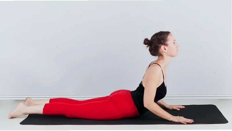 Động tác 4 Yoga Chào Mặt Trời: Tư thế Kị Sĩ Ashwa Sanchalanasana