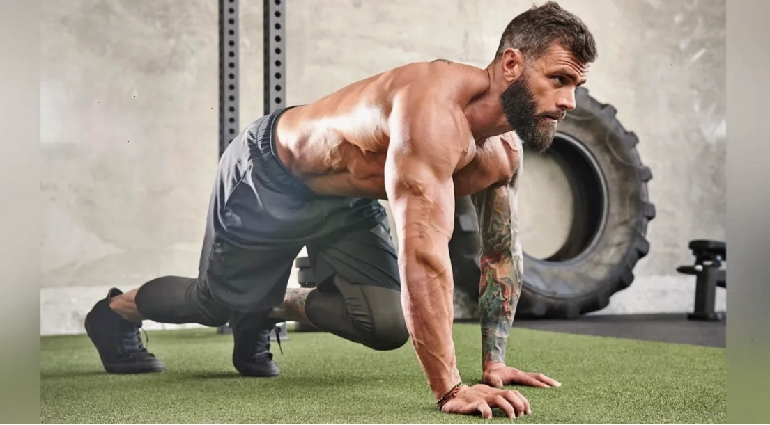 Động tác Bear crawl là một phần của routine tập bụng của Jungkook