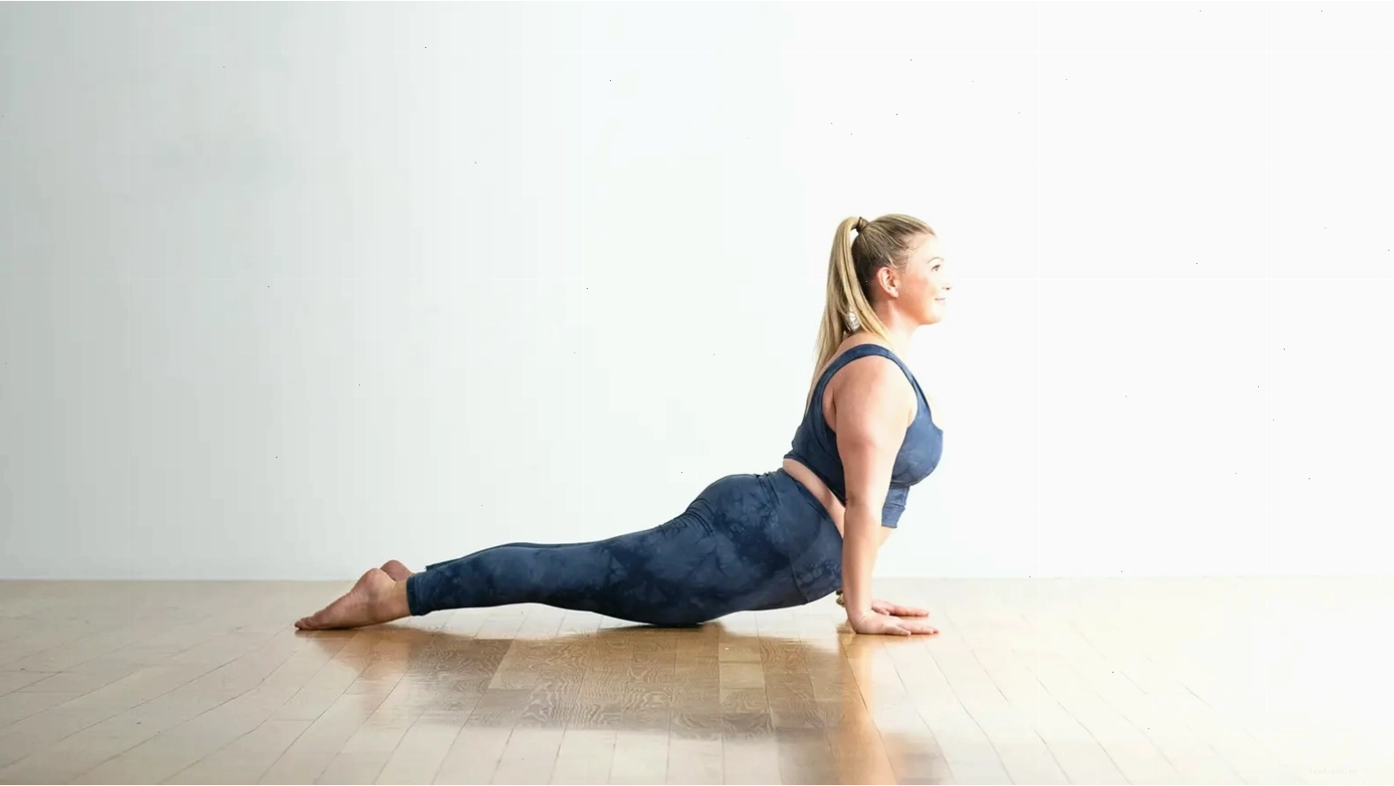 downward dog với đầu gối hơi co