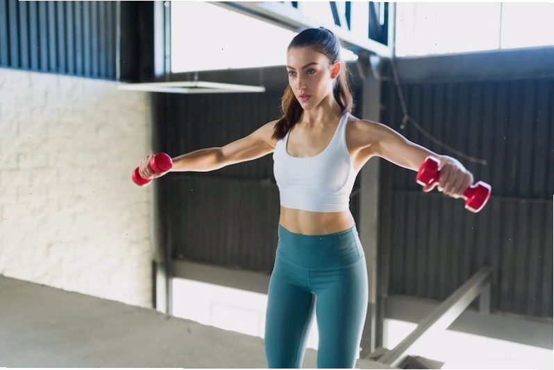 Dumbbell Lateral Raise giảm mỡ vai ngoài