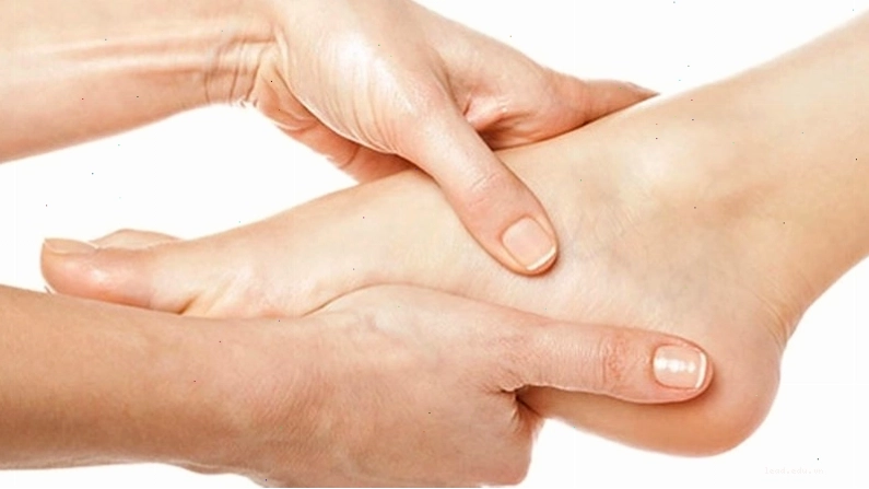 Giáo viên mầm non hướng dẫn trẻ em thực hiện động tác bật nhảy tại chỗ
