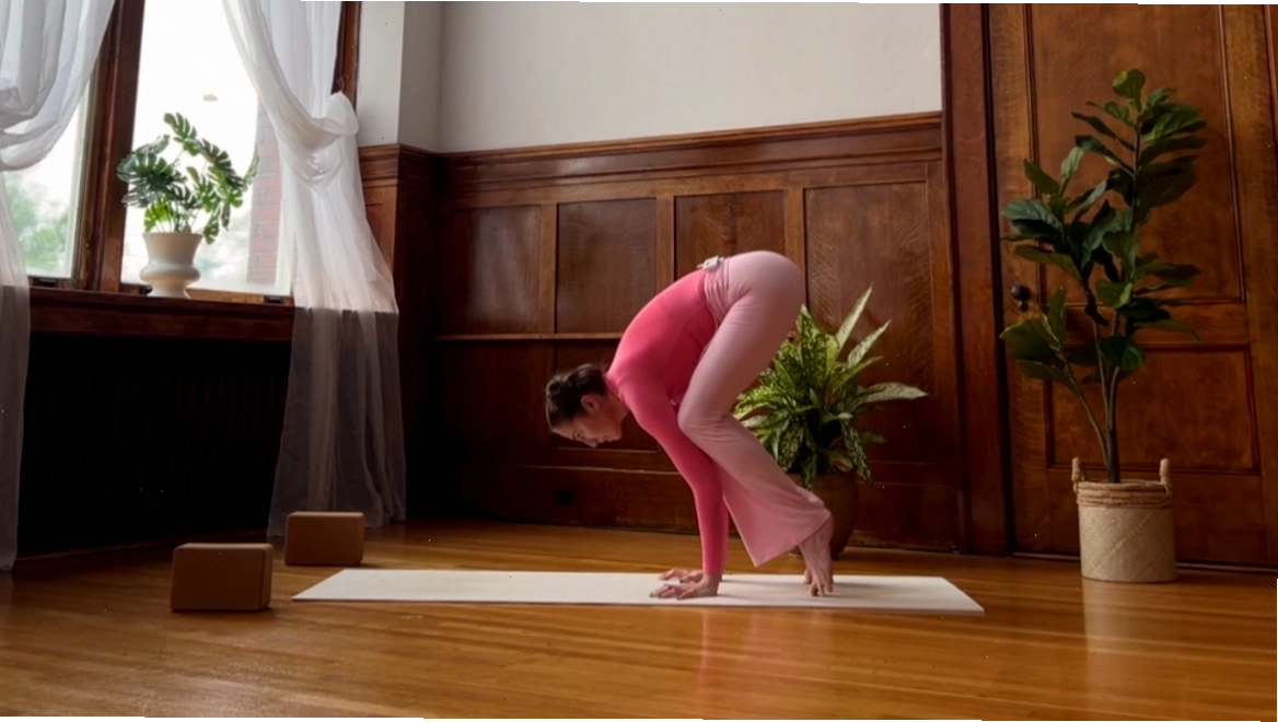 Giáo viên yoga hướng dẫn tư thế Crow Pose