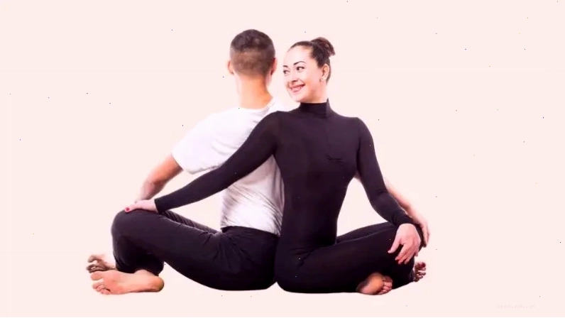 Hai người tập tư thế yoga đôi giúp tăng cường sự dẻo dai và cải thiện sức khỏe