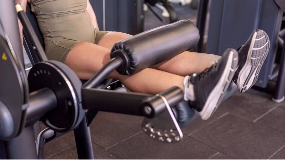Hamstring Curls trên máy tập