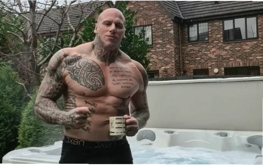 Hình ảnh Martyn Ford trong một cảnh phim hành động