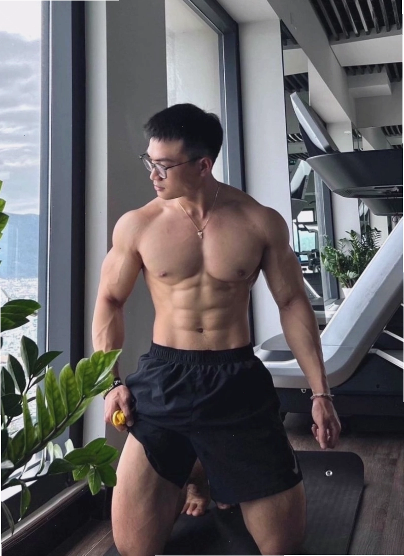 Hình ảnh nam giới tập gym khoe cơ bụng săn chắc với ánh nhìn mạnh mẽ