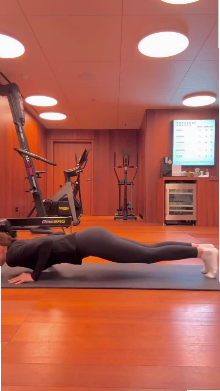 Hồ Ngọc Hà thực hiện động tác yoga chào mặt trời