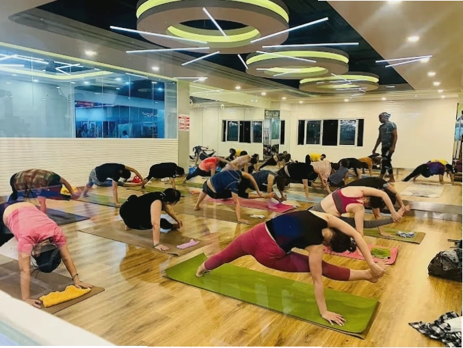 Học viên thực hành các tư thế yoga tại Life Fitness & Yoga Quận 8