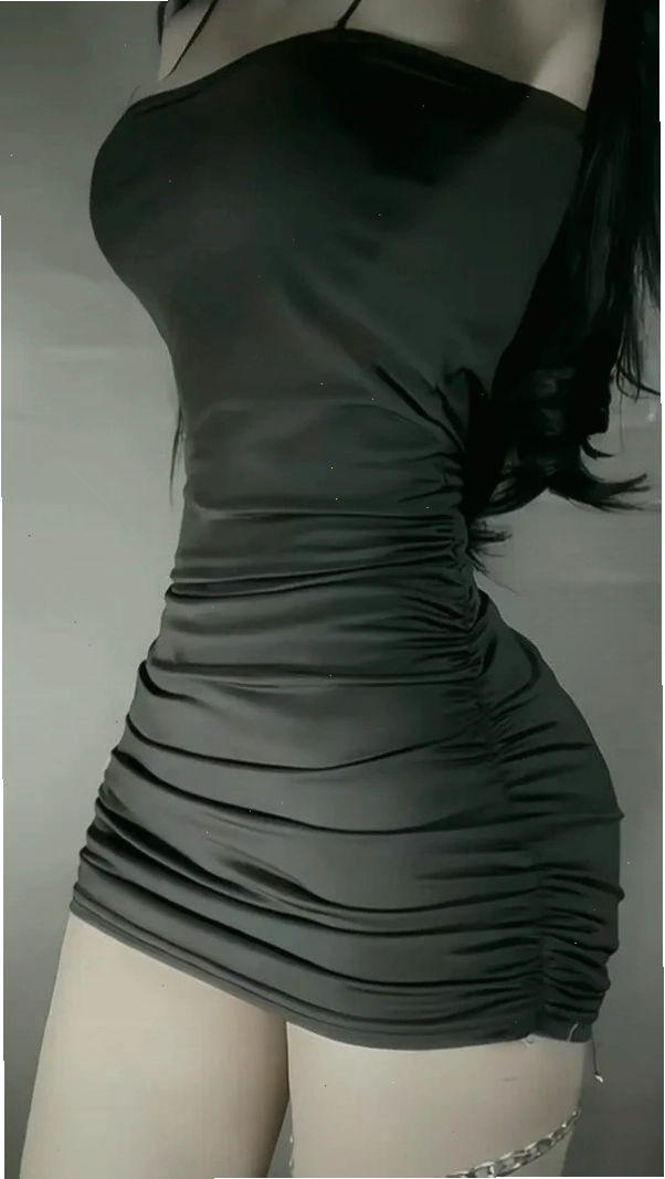 Hot girl diện váy xám bó sát làm nổi bật vòng eo nhỏ và thân hình săn chắc