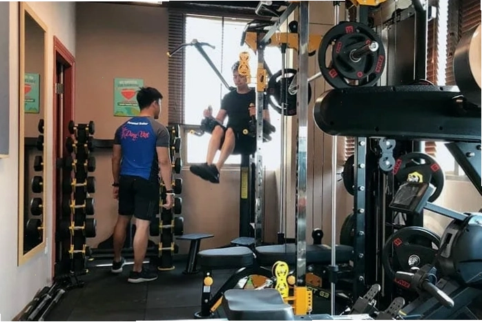 Huấn luyện viên cá nhân 1-1 tại private gym Dáng Việt đang hướng dẫn học viên.