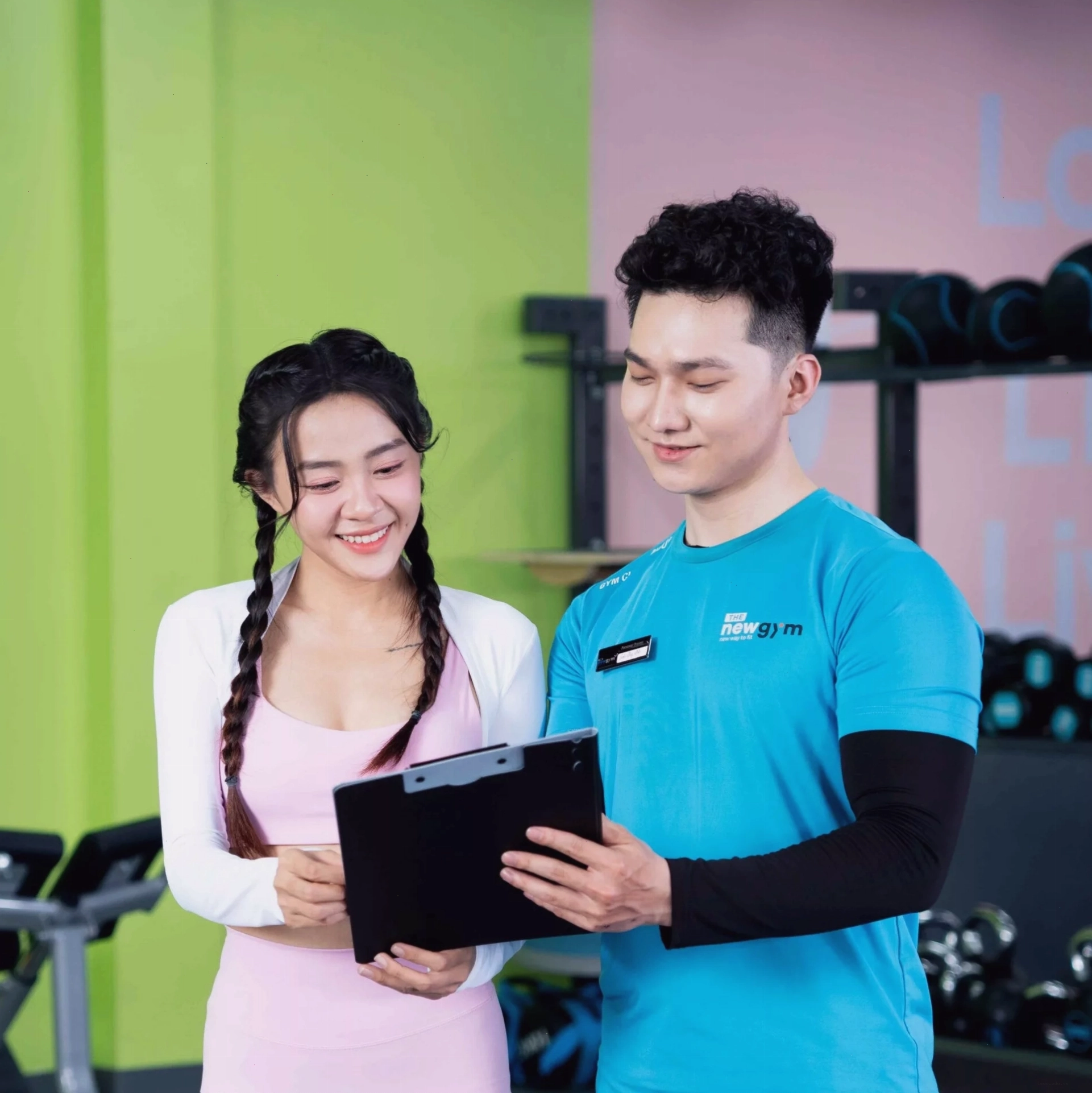 Huấn luyện viên cá nhân tại The New Gym tư vấn cho học viên
