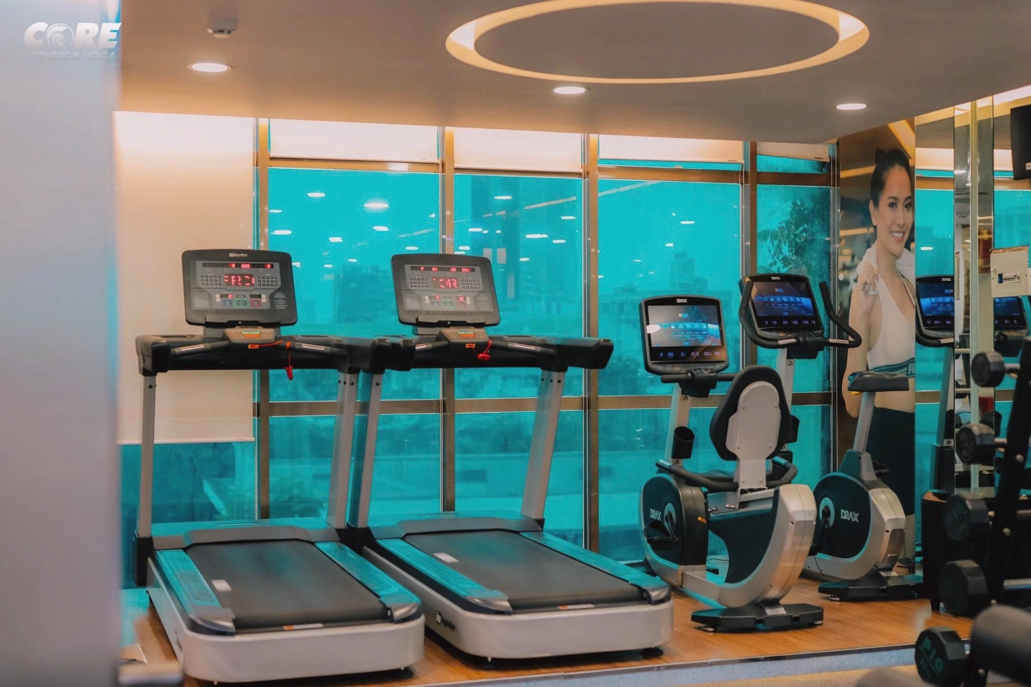 Huấn luyện viên chuyên nghiệp hướng dẫn tại Core Fitness & Yoga
