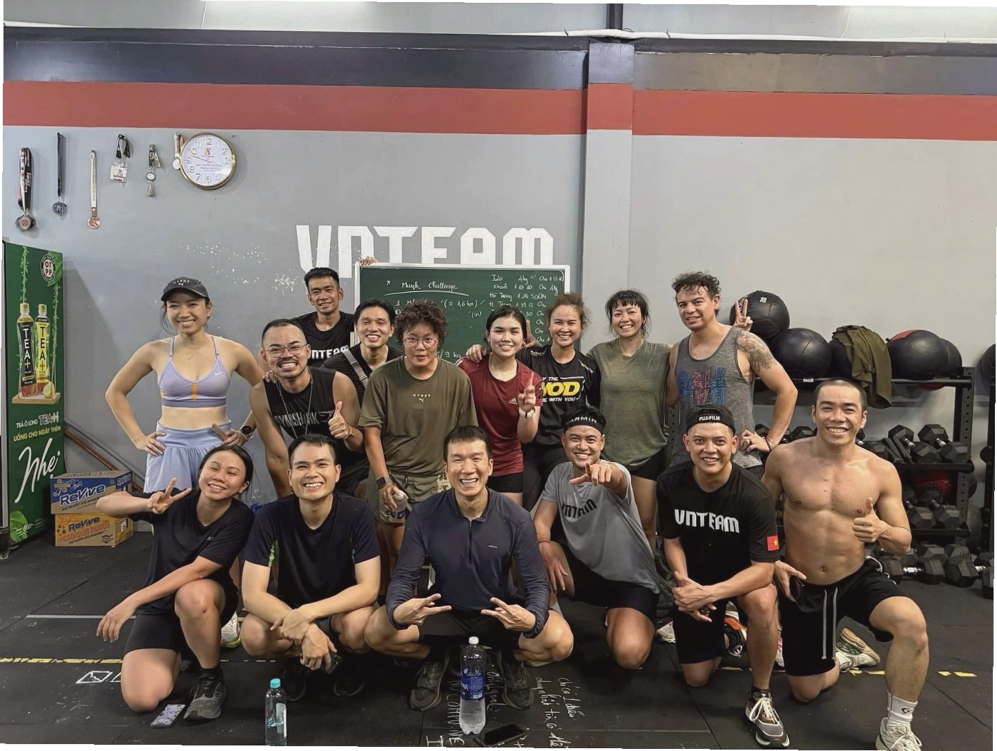 Huấn luyện viên CrossFit hướng dẫn kỹ thuật cho học viên