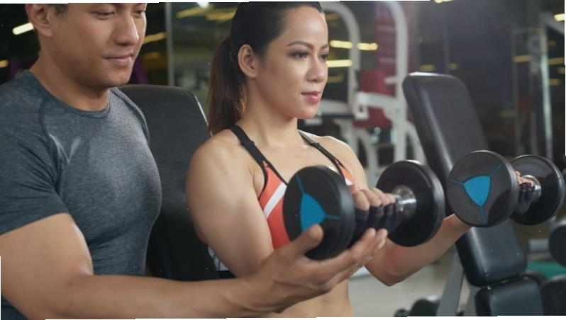Huấn luyện viên gym tạo động lực cho học viên tập luyện