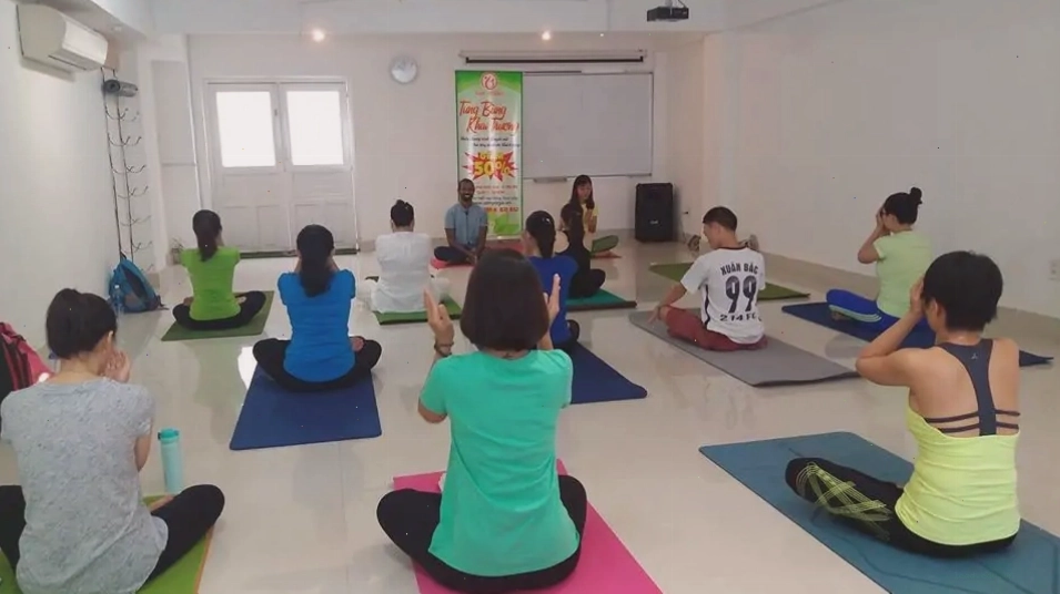 Huấn luyện viên hướng dẫn các bài tập khó tại trung tâm OM Yoga