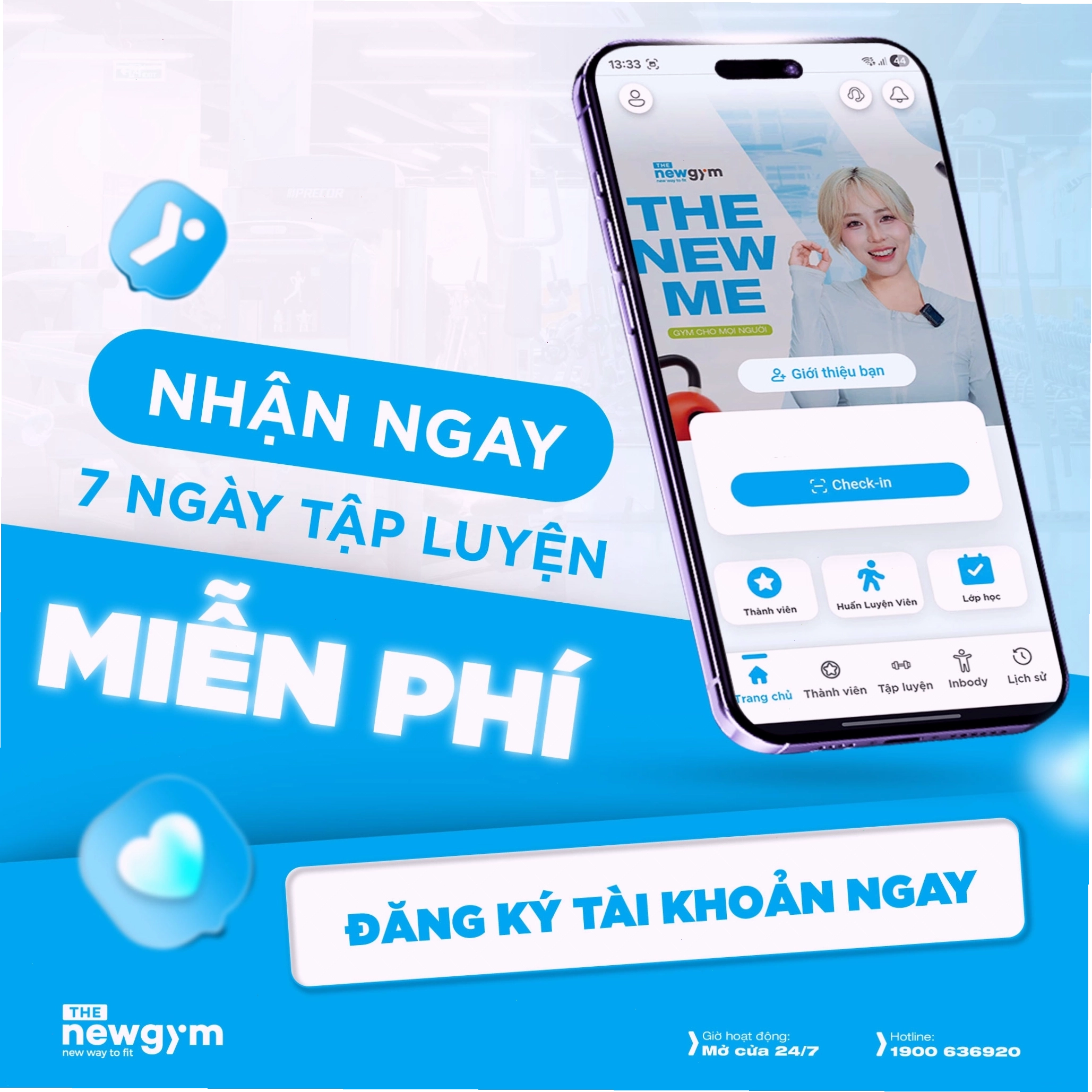 Huấn luyện viên hướng dẫn người mới tập gym
