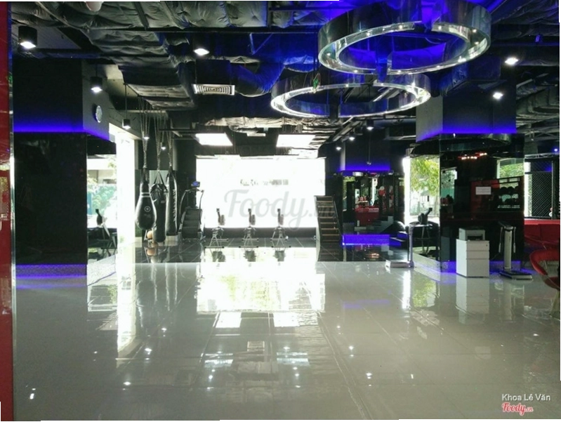 Huấn luyện viên hướng dẫn tập luyện tại Cali Times City