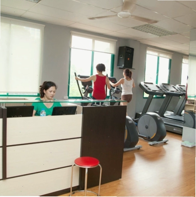 Huấn luyện viên tại Royal Gym hỗ trợ hội viên