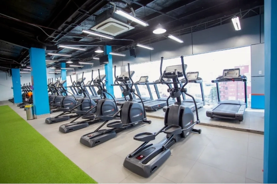 Huấn luyện viên tư vấn cho học viên