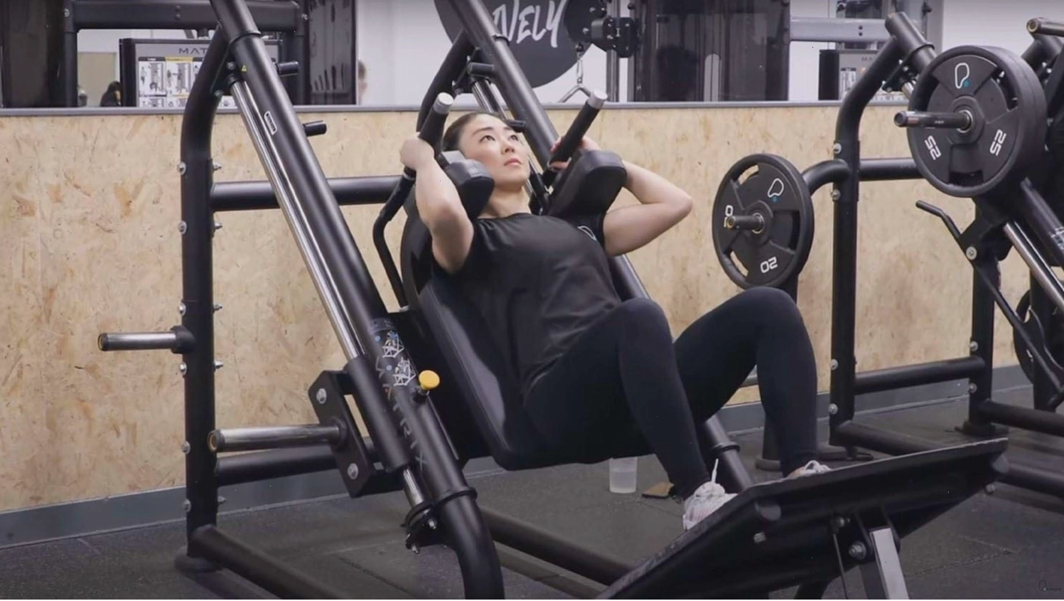 Hướng dẫn thực hiện bài tập Hack Squat trên máy