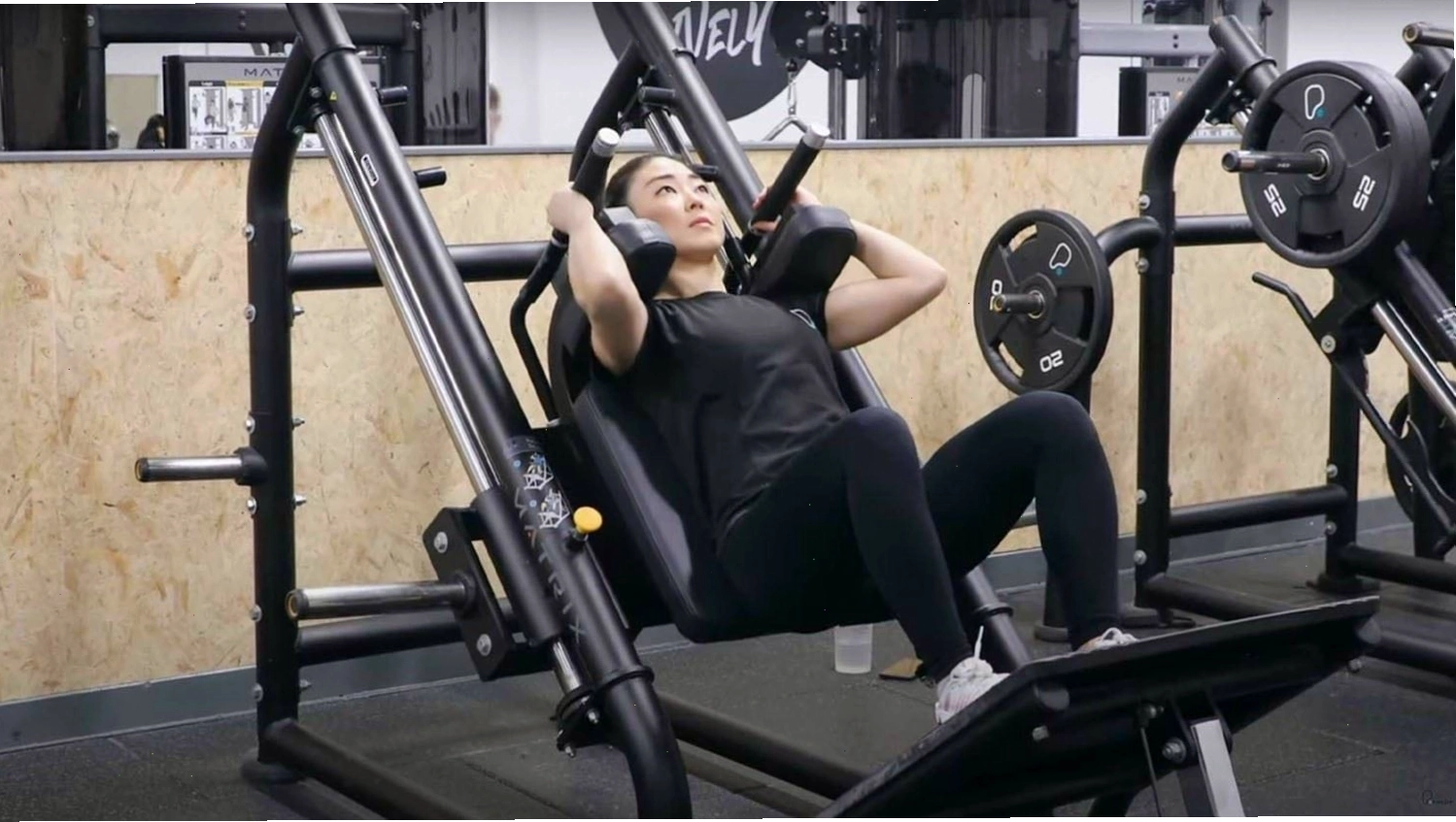 Hướng dẫn thực hiện bài tập Hack Squats chuẩn kỹ thuật