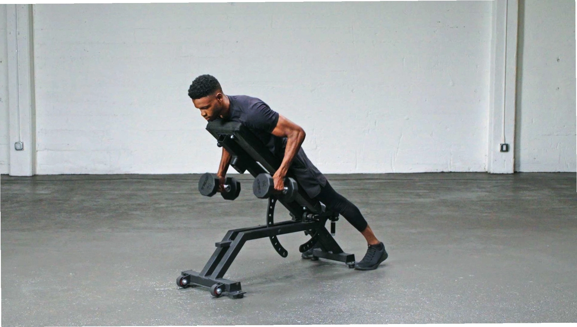 Incline Dumbbell Row tư thế bắt đầu - Hướng dẫn thực hiện chuẩn