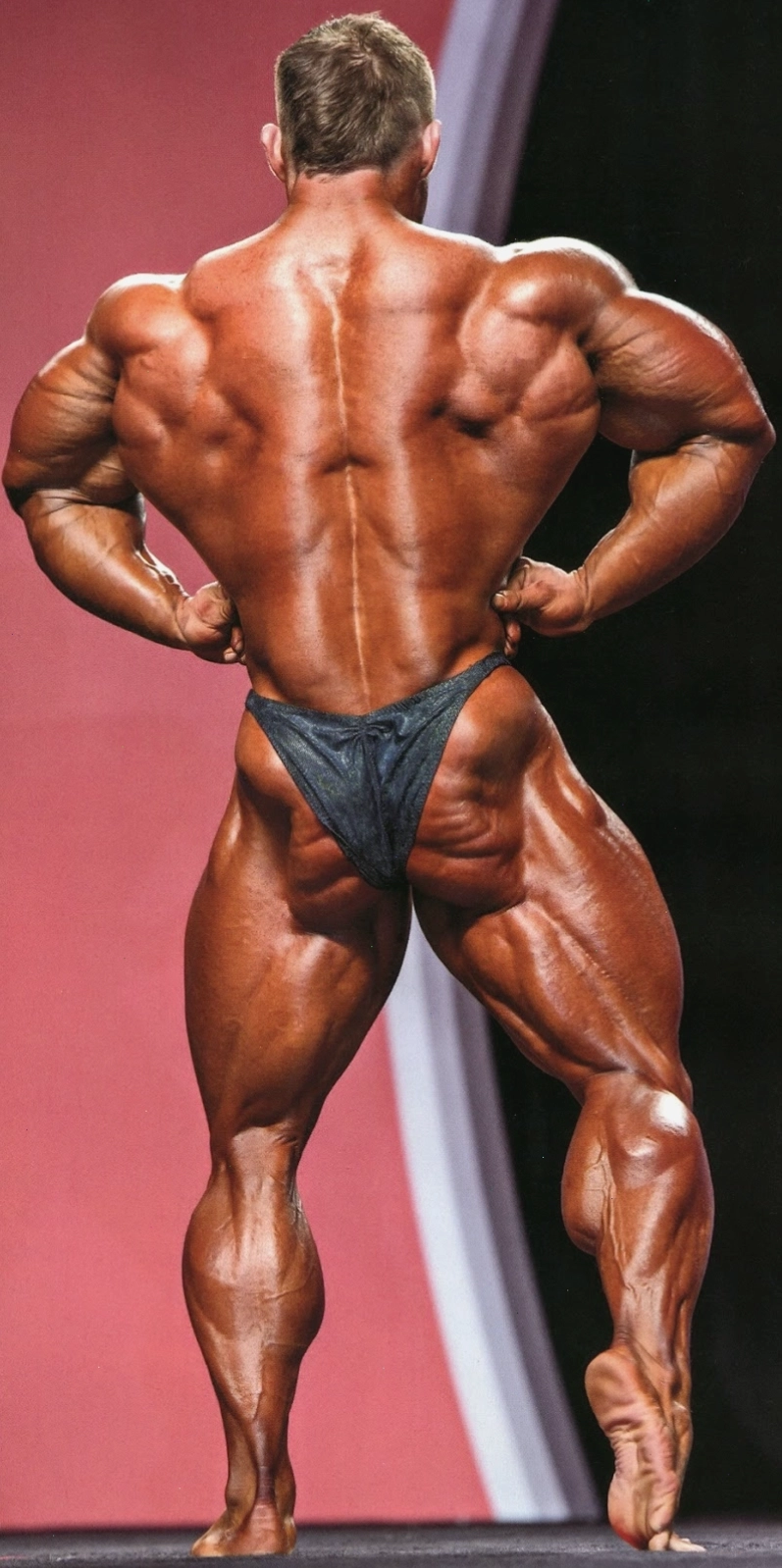 James Fles Lewis thực hiện bài pose khoe lưng (rear lat spread) trên sân khấu