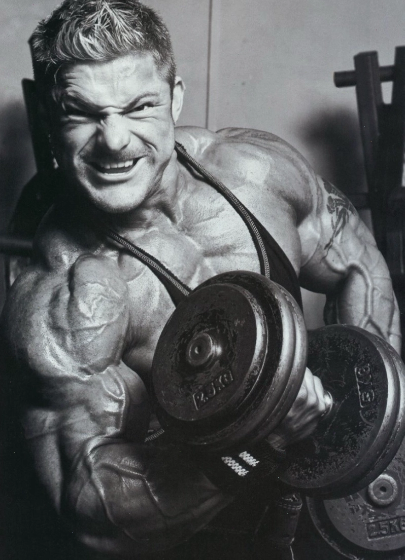 James Flew Lewis thực hiện bài cuốn tạ tập cơ tay (biceps curl) với cánh tay săn chắc và nổi vân